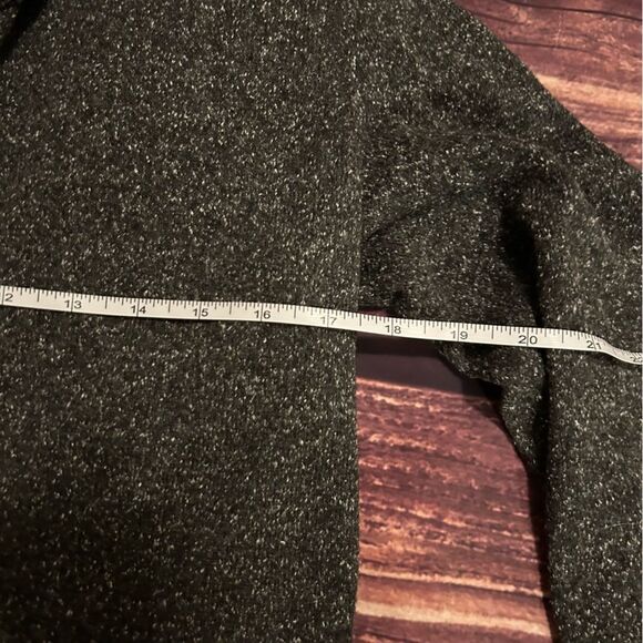 CAbi Womens Sweater Gray Raw Edged Jacket Cropped - Size S One Hook Closure 184B - Picture 5 of 7